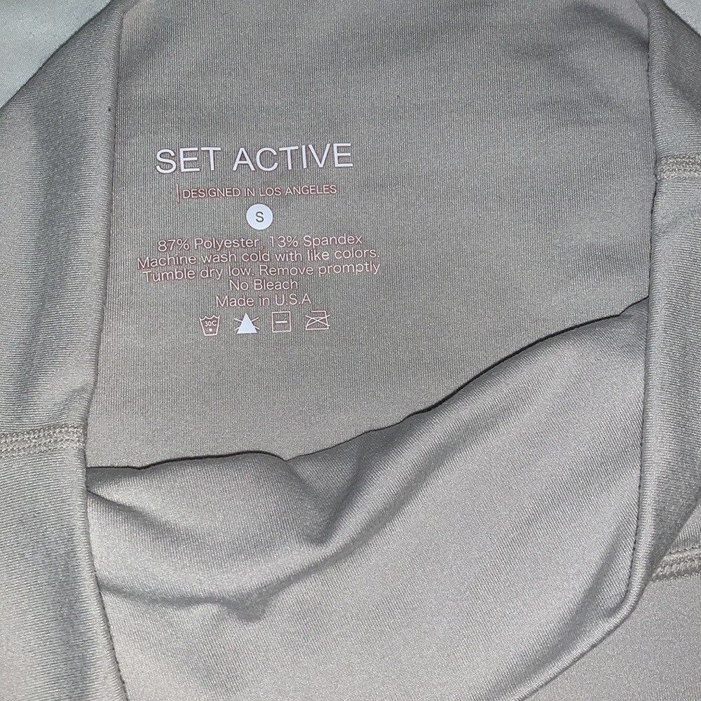 Set Active leggings. Size small, fits like medium - Picture 3 of 4